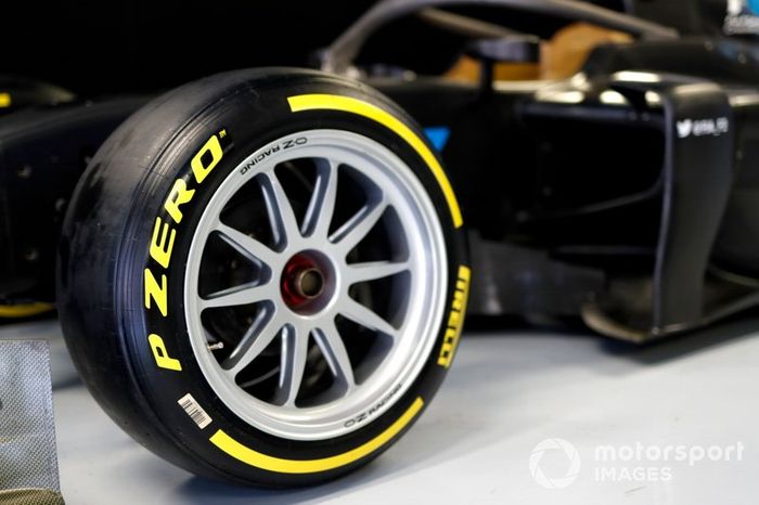 Jean Alesi prueba los nuevos neumáticos Pirelli de 18 pulgadas para las próximas temporada de F2