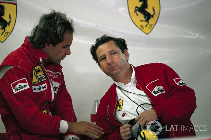Gerhard Berger, Ferrari y Jean Todt en el garaje de Ferrari