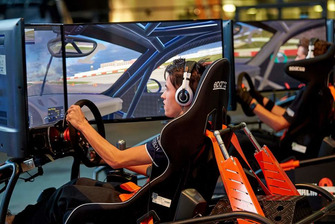 SimRacer Angelo Michel auf der ADAC SimRacing Expo