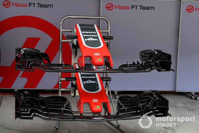 Des nez et ailerons avant de Haas F1 Team VF-18