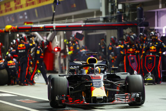 Daniel Ricciardo, Red Bull Racing RB14, leaves his pit box