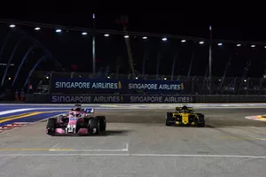 Sergio Perez, Racing Point Force India VJM11 et Carlos Sainz Jr., Renault Sport F1 Team R.S. 18 sur la grille