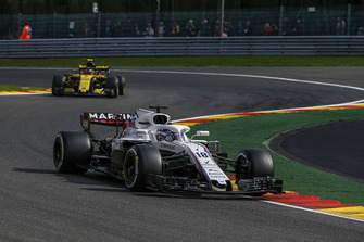Lance Stroll, Williams FW41 et Carlos Sainz Jr., Renault Sport F1 Team R.S. 18