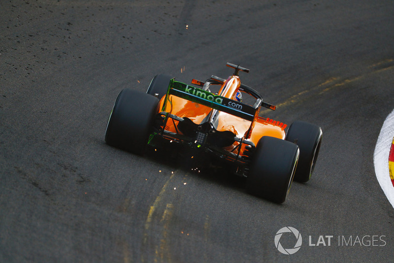 Lando Norris, McLaren MCL33, provoca chispas