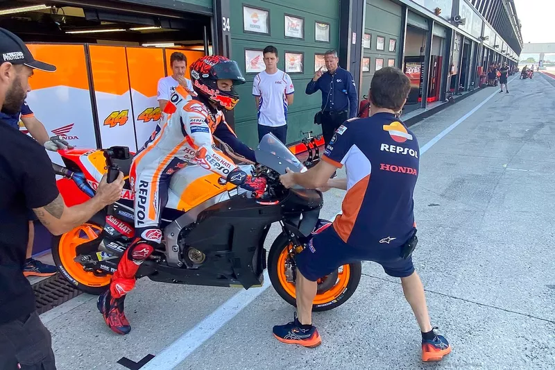 Marc Márquez en piste avec un carénage expérimental