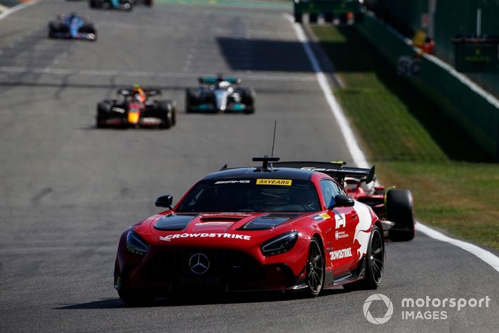 El Safety Car liera a Carlos Sainz, Ferrari F1-75, Sergio Pérez, Red Bull Racing RB18