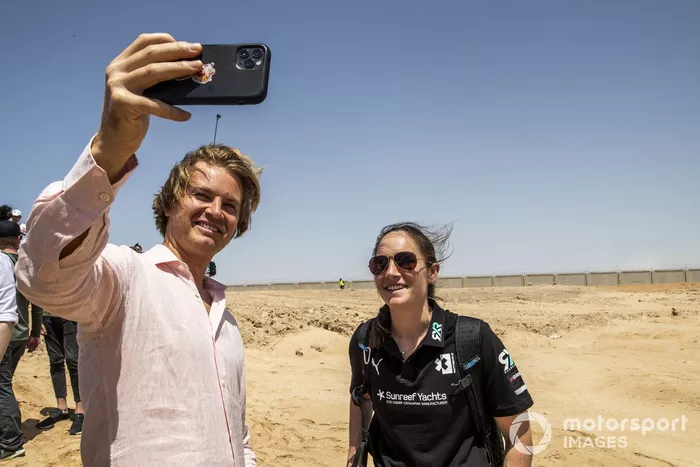 Nico Rosberg, fundador y SEO de Rosberg X Racing, se hace un selfie con Molly Taylor, Rosberg X Racing