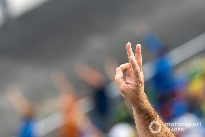 Saludando a Dale Earnhardt en la vuelta 3