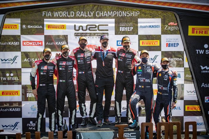 Podio: Ganador de la carrera Sébastien Ogier, Julien Ingrassia, Toyota Gazoo Racing WRT Toyota Yaris WRC, segundo lugar Elfyn Evans, Scott Martin, Toyota Gazoo Racing WRT Toyota Yaris WRC, tercer lugar Thierry Neuville, Martijn Wydaeghe, Hyundai Motorsport Hyundai i20 Coupe WRC