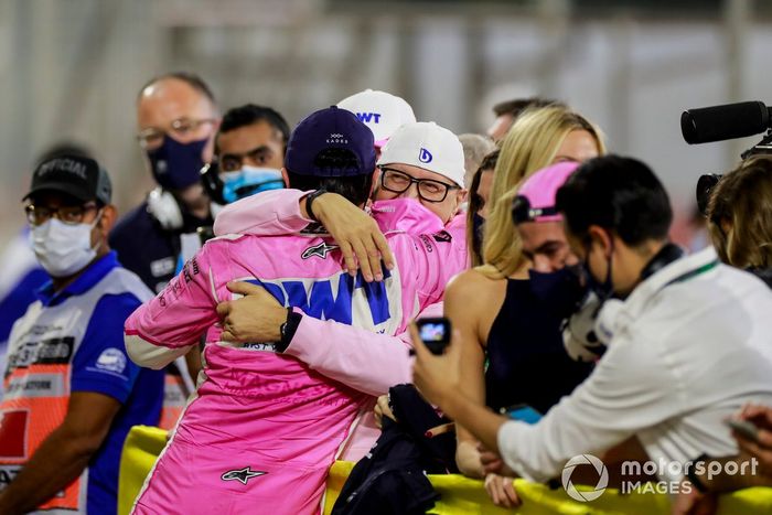 El ganador de la carrera Sergio Pérez, Racing Point celebra en parc ferme con el equipo