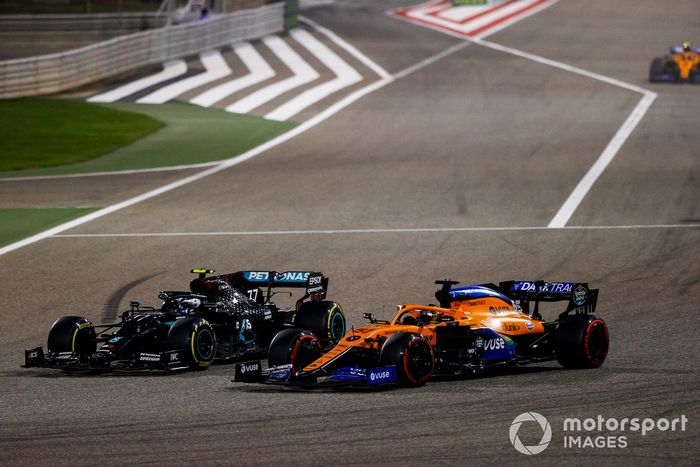 Valtteri Bottas, Mercedes F1 W11, Carlos Sainz Jr., McLaren MCL35