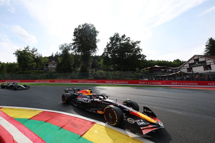 Max Verstappen, Red Bull Racing, George Russell, Mercedes