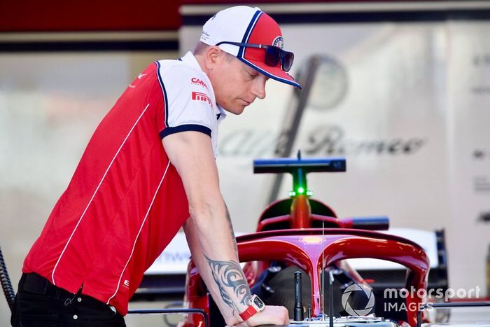 Kimi Raikkonen, Alfa Romeo Racing habla con sus ingenieros