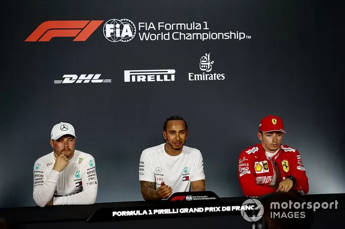 Valtteri Bottas, Mercedes AMG F1, Lewis Hamilton, Mercedes AMG F1, e Charles Leclerc, Ferrari, durante la conferenza stampa post Qualifiche
