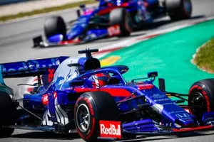 Daniil Kvyat, Toro Rosso STR14, devant Alexander Albon, Toro Rosso STR14