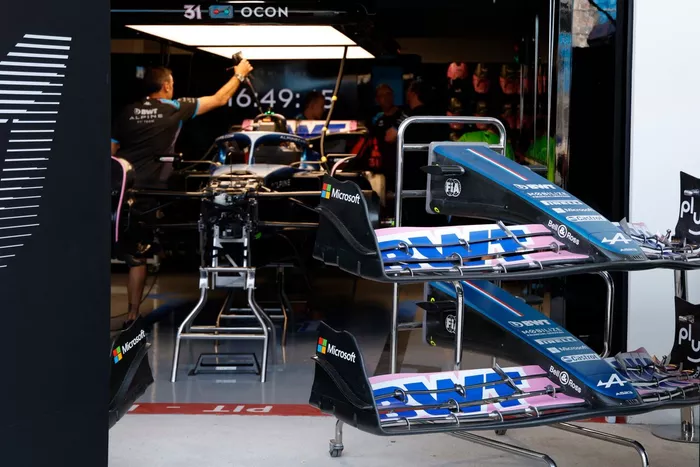 Alerones delanteros del Alpine F1 Team fuera del garaje