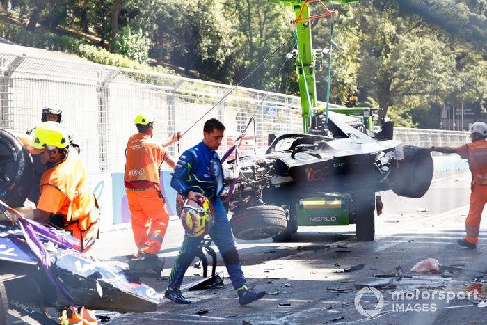 Robin Frijns, ABT CUPRA Racing, se aleja de la escena de un fuerte accidente en la 9ª vuelta