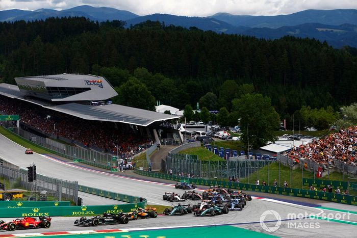 Carlos Sainz, Ferrari SF-23, Lewis Hamilton, Mercedes F1 W14, Lando Norris, McLaren MCL60, Lance Stroll, Aston Martin AMR23, el resto de la parrilla en la salida.