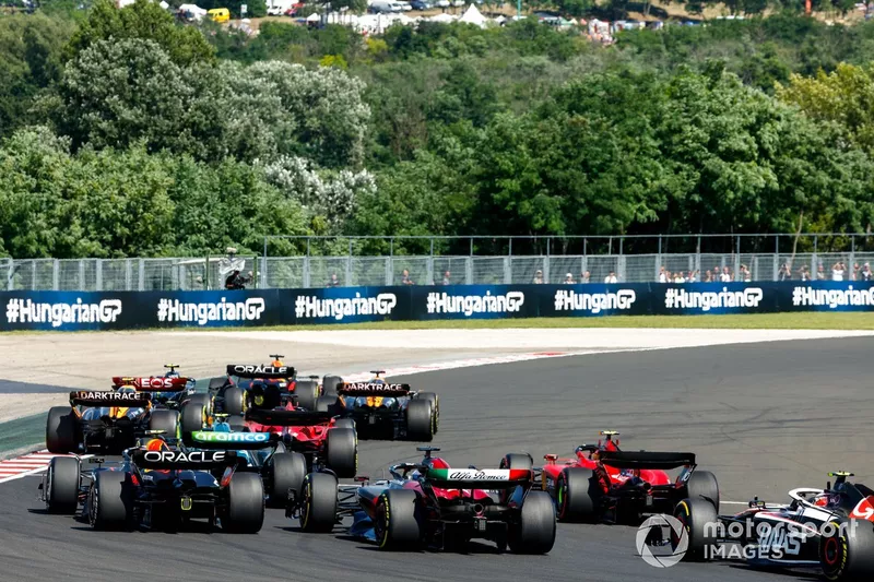 Max Verstappen, Red Bull Racing RB19, Lewis Hamilton, Mercedes F1 W14, Lando Norris, McLaren MCL60, Oscar Piastri, McLaren MCL60, il resto dello schieramento alla partenza