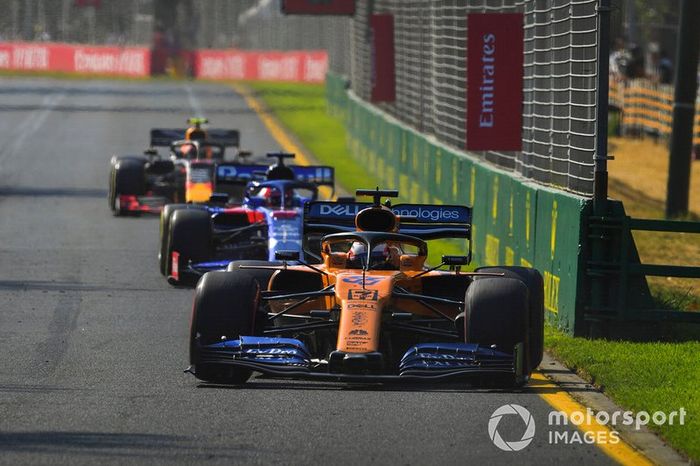 Carlos Sainz Jr., McLaren MCL34, Daniil Kvyat, Toro Rosso STR14, e Pierre Gasly, Red Bull Racing RB15