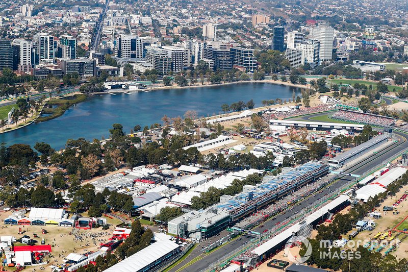 Valtteri Bottas, Mercedes AMG W10 y Lewis Hamilton, Mercedes AMG F1 W10 en la salida