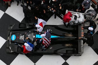 I vincitori della gara #10 Wayne Taylor Racing Cadillac DPi: Renger Van Der Zande, Jordan Taylor, Fernando Alonso, Kamui Kobayashi, festeggiano