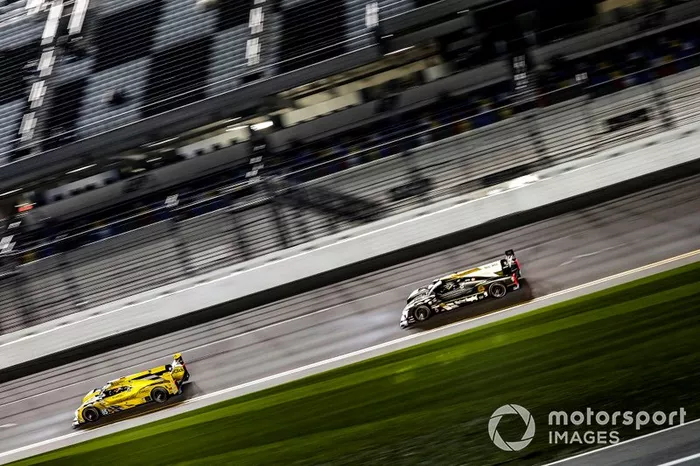 #85 JDC-Miller Motorsports Cadillac DPi, DPi: Misha Goikhberg, Tristan Vautier, Devlin DeFrancesco, Rubens Barrichello, #5 Action Express Racing Cadillac DPi: Joao Barbosa, Filipe Albuquerque, Christian Fittipaldi