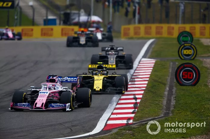 Sergio Perez, Racing Point RP19, Nico Hulkenberg, Renault F1 Team R.S. 19, y Romain Grosjean, Haas F1 Team VF-19