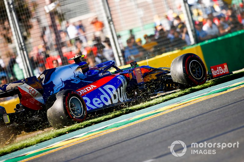 Alexander Albon, Toro Rosso STR14, sull'erba
