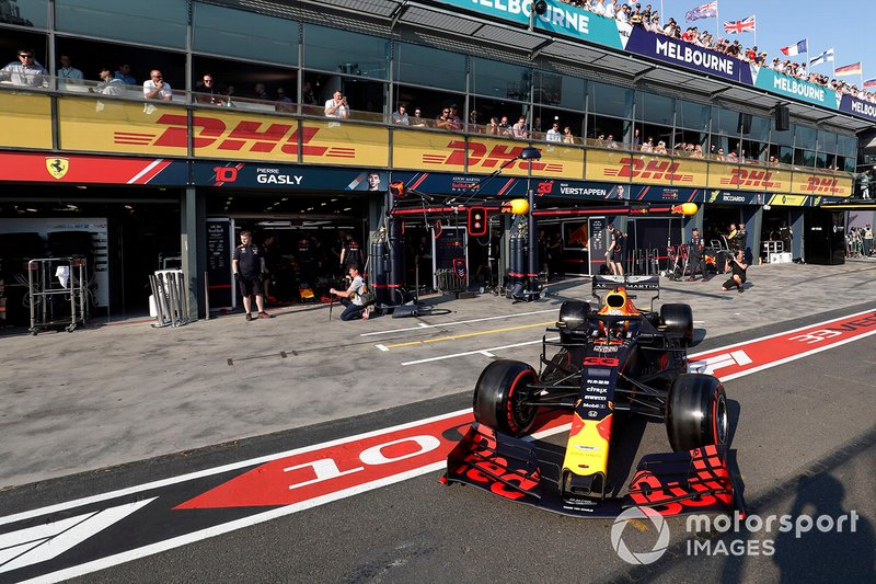 Max Verstappen, Red Bull Racing RB15, esce dai box