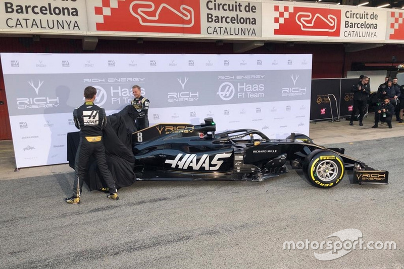 Kevin Magnussen, Haas F1 Team, Romain Grosjean, Haas F1 Team, unveil the new Haas VF-19