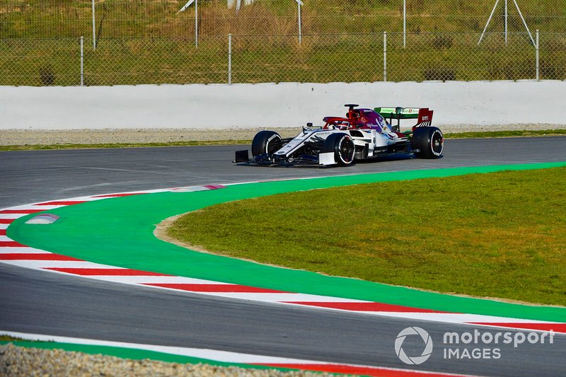 Kimi Raikkonen, Alfa Romeo Racing C38, hace trompo