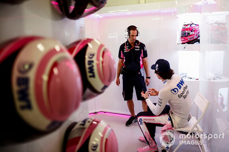 Lance Stroll, Racing Point, dans son stand