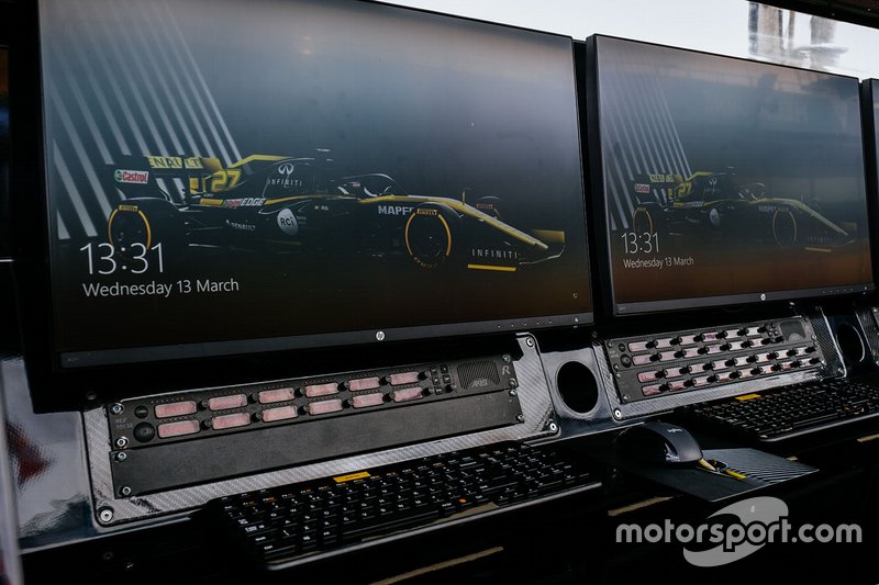 Detalle del pórtico del foso del Renault F1 Team