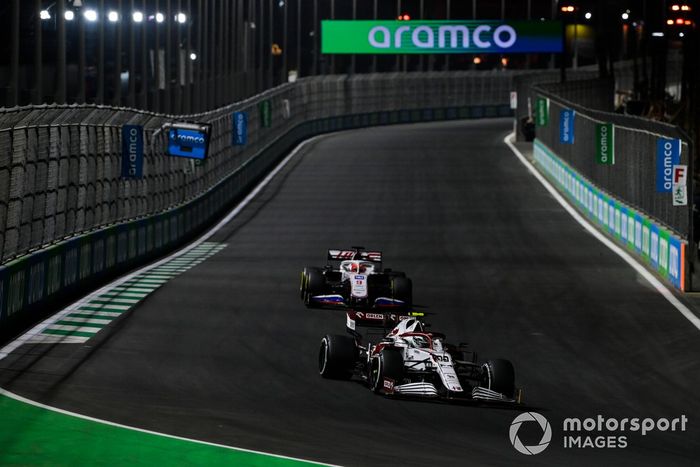 Antonio Giovinazzi, Alfa Romeo Racing C41, Nikita Mazepin, Haas VF-21