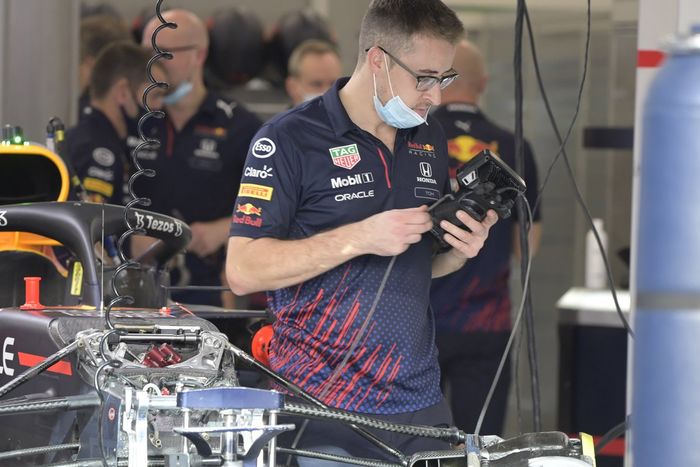 Detalle de la suspensión delantera del Red Bull Racing RB16B