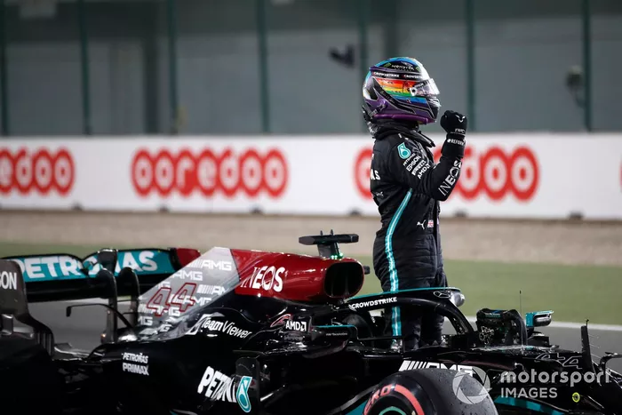 Ganador de la pole position Lewis Hamilton, Mercedes, celebra