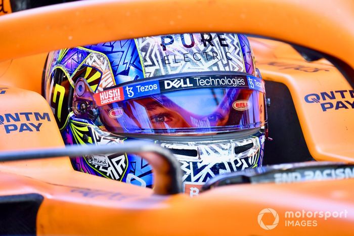 Lando Norris, McLaren MCL35M adaptado (muleto) con los Pirelli de 18 pulgadas 