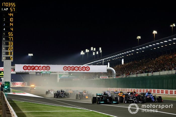 Lewis Hamilton, Mercedes W12, Pierre Gasly, AlphaTauri AT02, Fernando Alonso, Alpine A521, Lando Norris, McLaren MCL35M, Carlos Sainz Jr., Ferrari SF21, y el resto en la salida