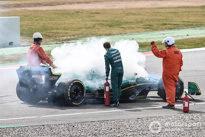 Marshals assist Sebastian Vettel, Aston Martin AMR22, after a technical failure results in smoke