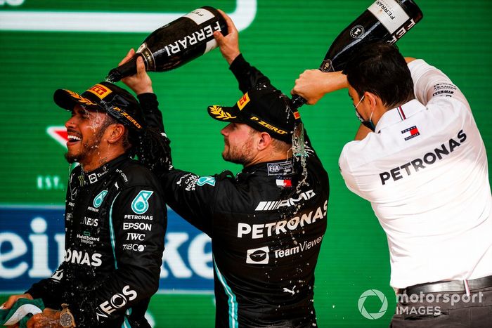 Podio: Ganador Lewis Hamilton, Mercedes, tercer lugar Valtteri Bottas, Mercedes, y un miembro del equipo Mercedes