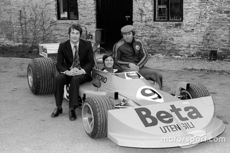 Lella Lombardi, Vittorio Brambilla (derecha) y Robin Herd (izquierda) 