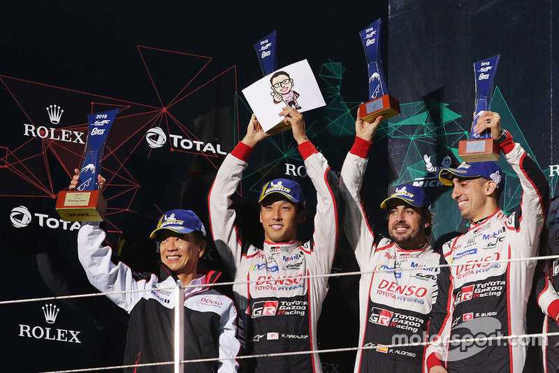 Podio LMP1: vincitori Mike Conway, Kamui Kobayashi, Jose Maria Lopez, Toyota Gazoo Racing con Shigeki Tomoyama, President Gazoo Racing Company