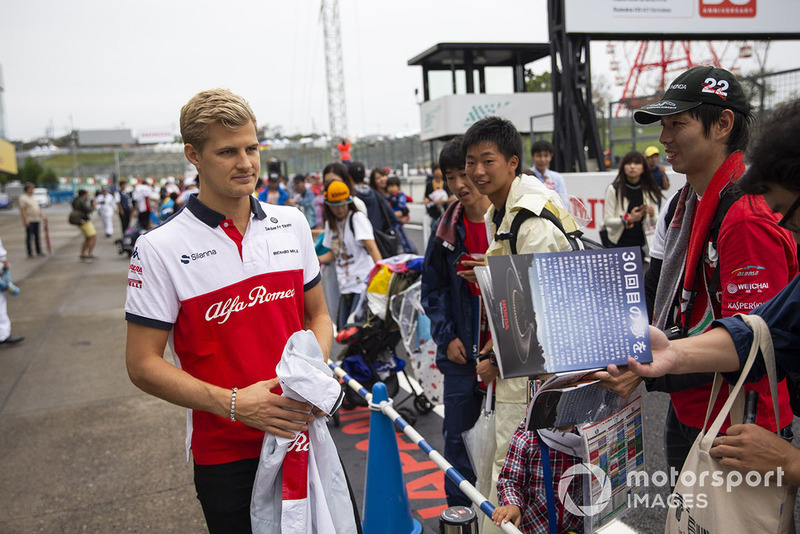 Marcus Ericsson, Sauber signs autographs for fans