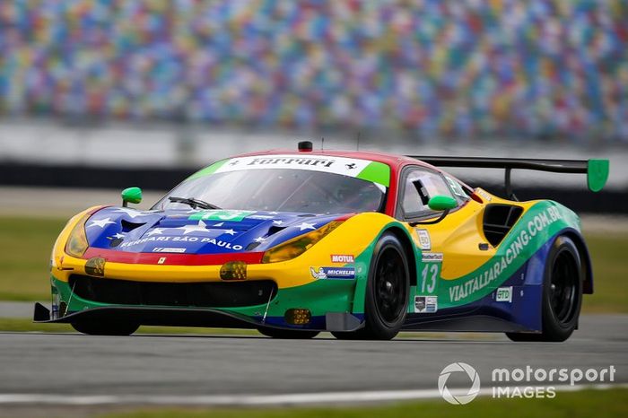 #13 Via Italia Racing Ferrari 488 GT3, GTD: Chico Longo, Victor Franzoni, Marcos Gomes, Andrea Bertolini