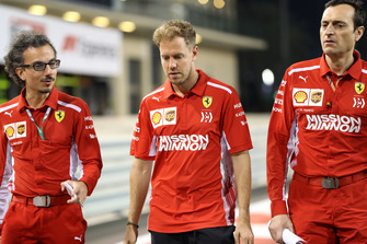 Sebastian Vettel, Ferrari, loopt een rondje over het circuit met Laurent Mekies, Ferrari en Riccardo Adami (ITA) Ferrari Race Engineer