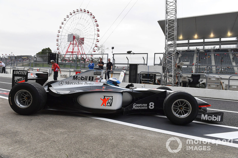 Mika Häkkinen pilote la McLaren MP4/13 à Suzuka