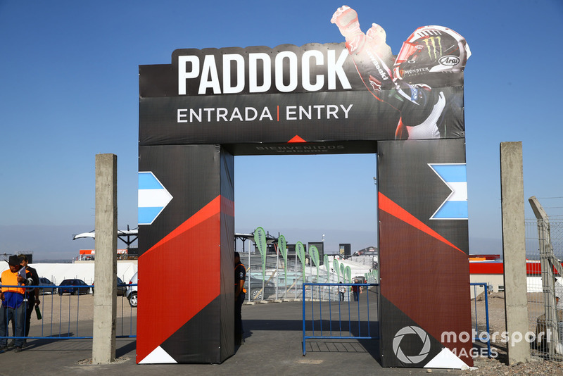 Paddock entrance for public