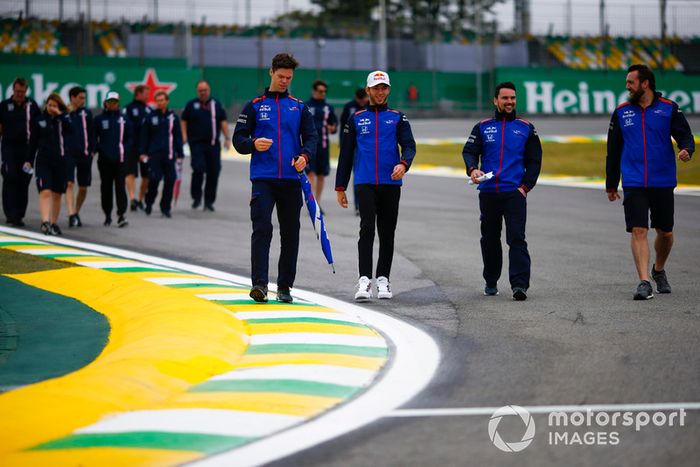 Pierre Gasly, Toro Rosso, y Sergio Pérez, Force India, caminan por el circuito