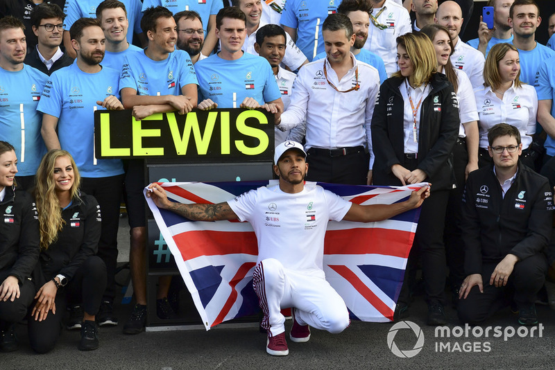 Lewis Hamilton, Mercedes AMG F1, festeggia con il suo team